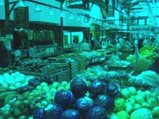 Photo of a vegetable market as seen with dichromatic vision