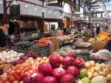 Photo of a vegetable market as seen with trichromatic vision