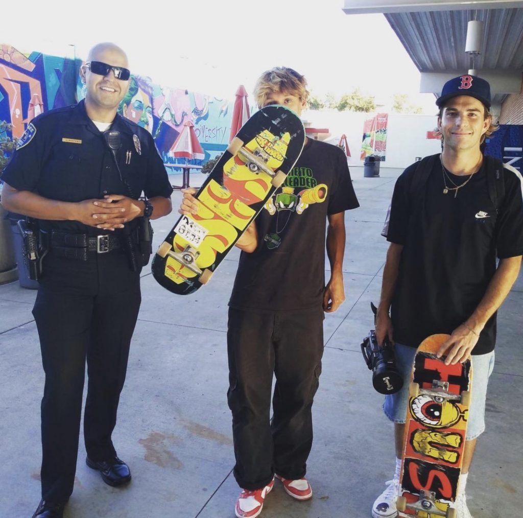 Officer Jesus Montes chats with skateboarders on campus on Aug. 31, 2020. (Photo courtesy of Palomar College Police Department.)