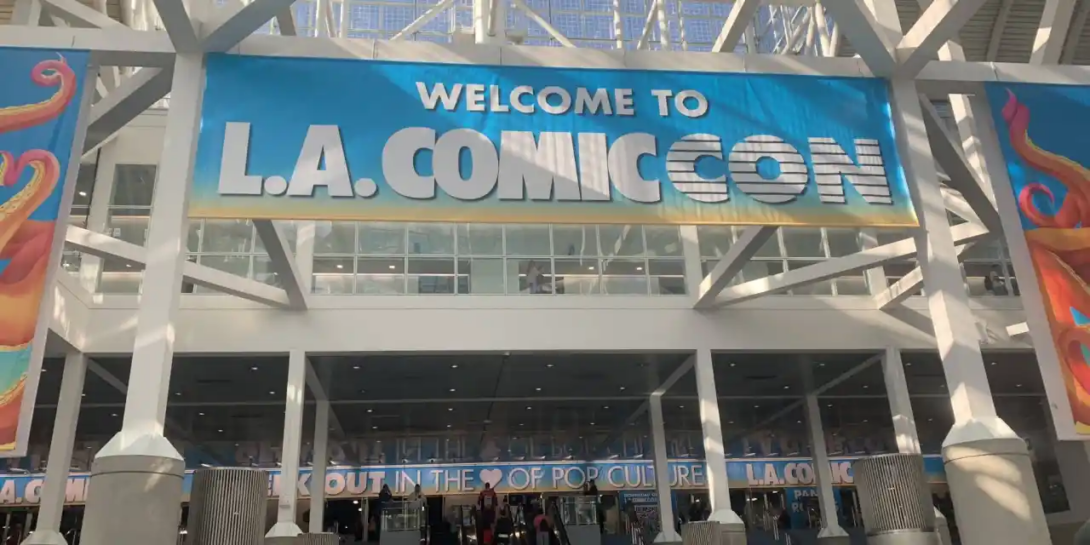 Entrance to exhibit hall of the Los Angeles Convention Center with "Welcome to L.A. Comic Con" banner on top.