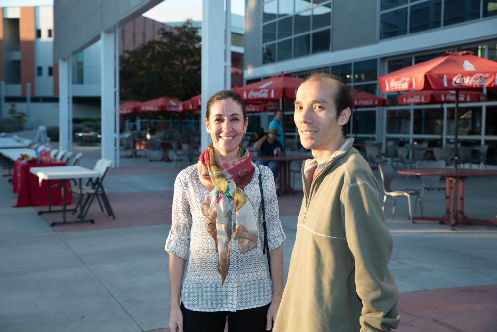 Two attendees talking at the Tarde de Familia event