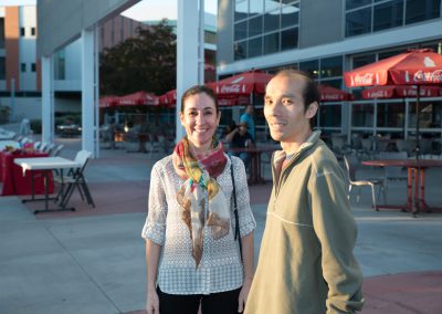 Two attendees talking at the Tarde de Familia event