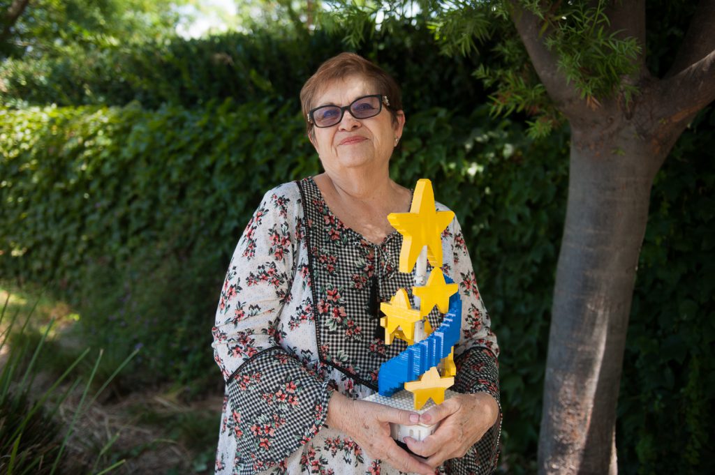 Designer Yoli Bennett holding an award