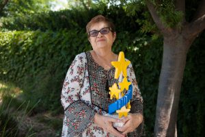 Designer Yoli Bennett holding an award