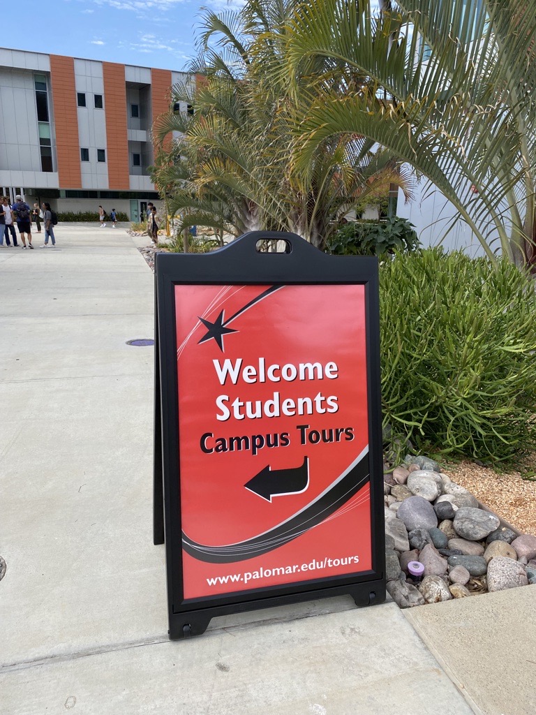 Sign Welcome Students - Campus Tours