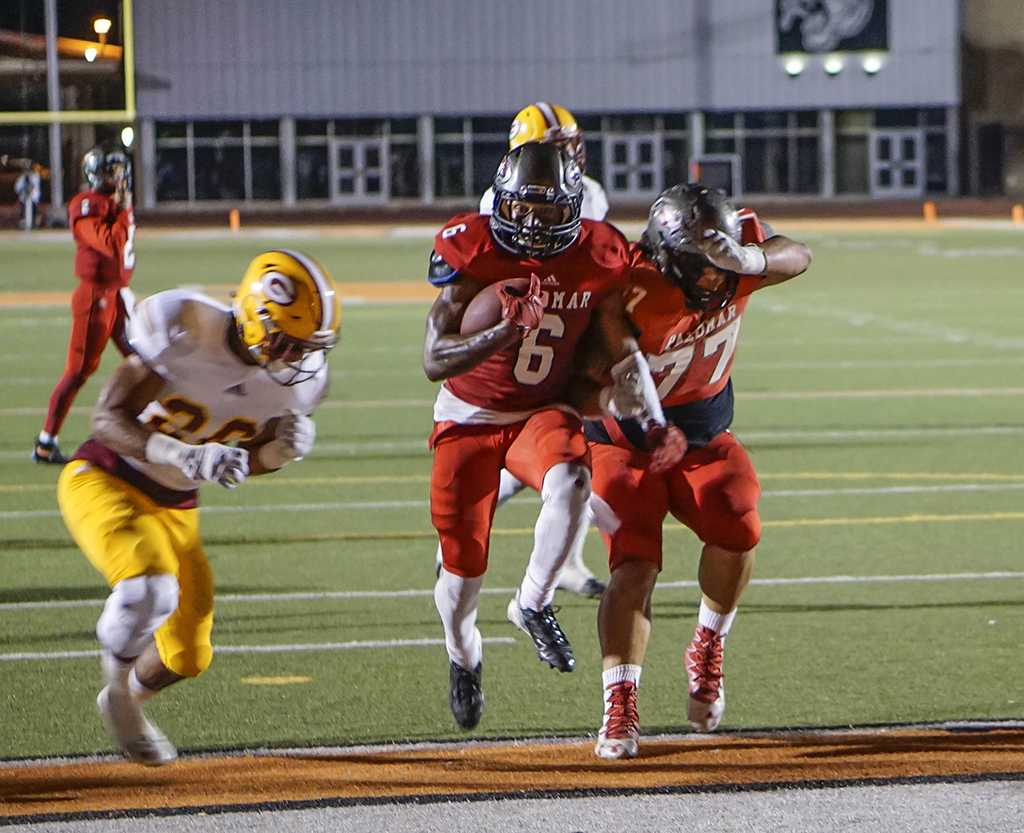 Palomar’s Terrell Arnold scores a 4yard touchdown in the third quarter to tighten the score to 25-21 against visiting Saddleback College. The Comets were defeated by the Gauchos 39-27 at Wilson Stadium, in Escondido Nov 5. Philip Farry / The Telescope