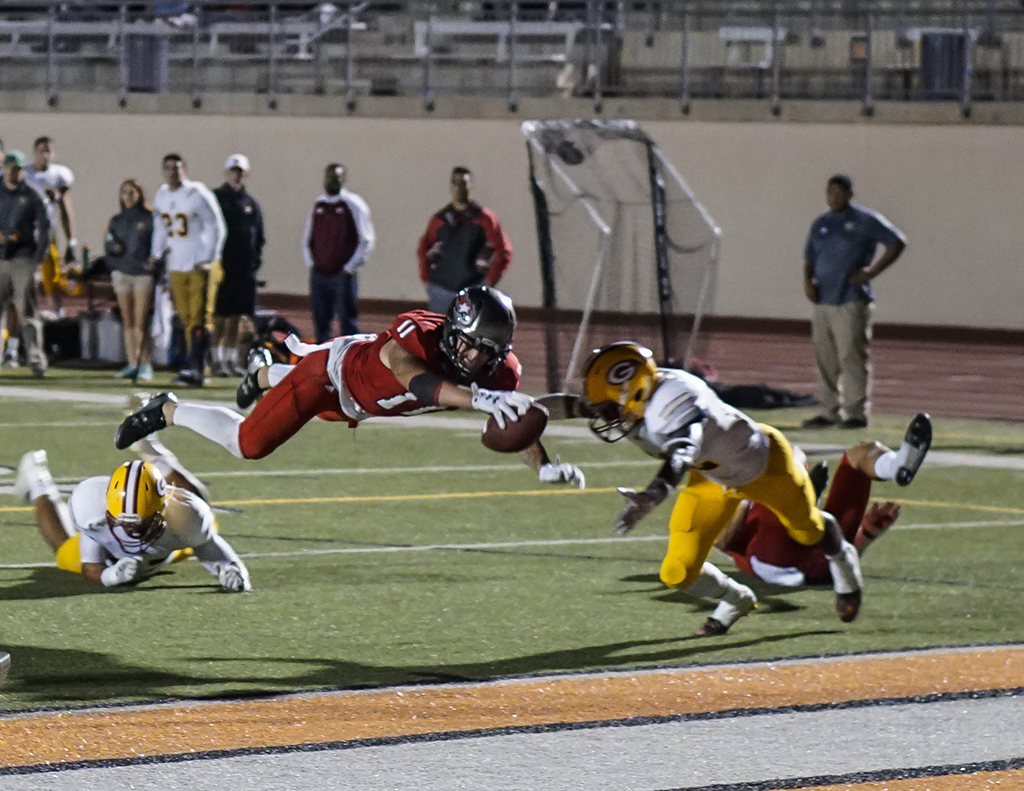 Palomar’s Johnny Arzola (11) scores a 4 yard touchdown in the fourth quarter against visiting Saddleback College. Arzola finished the game with 5 catches for 36 yards and 1 touchdown. The Comets were defeated by the Gauchos 39-27 at Wilson Stadium, Escondido High School Nov. 5. Philip Farry / The Telescope