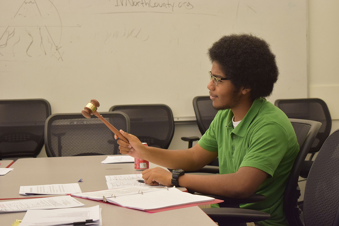 President Malik Spence calls the student government board to order during the Aug. 26 Associated Student Government meeting. Photo: Michelle Wilkinson / The Telescope