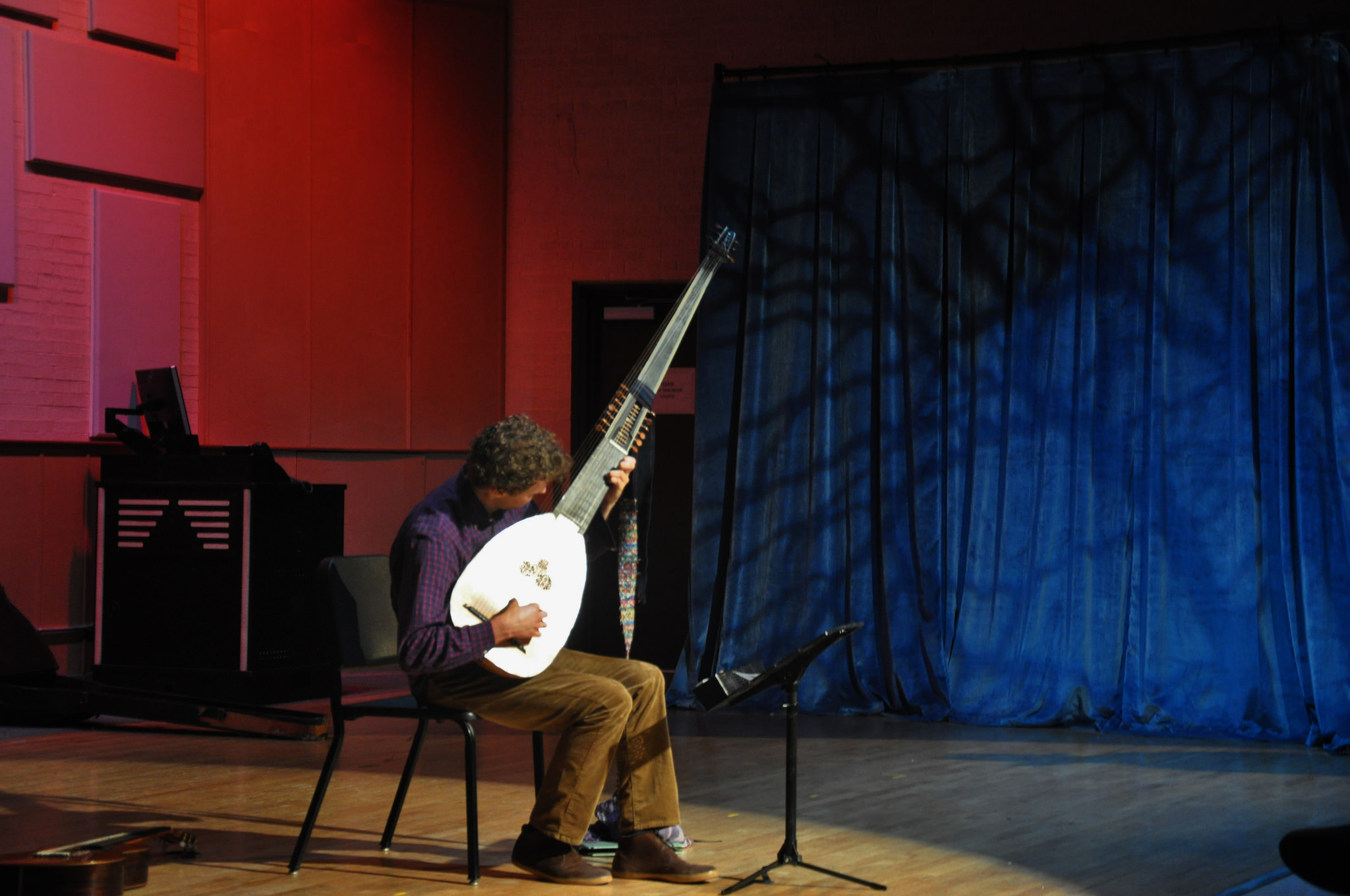 Dominic Schaner warms up pre-performance with his lute at Palomar on Feb. 18 in room D-10, 12 pm. (Aaron Fortin/The Telescope)