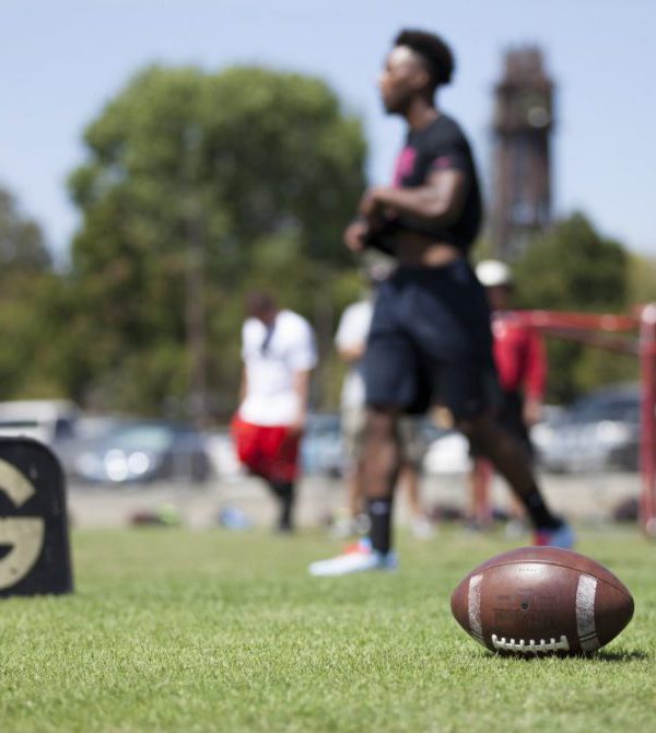 The Palomar football team hit the field for its last spring practice in preparation for the 2016 season at the San Marcos campus practice field on May 3. Coaches took the players through drills and training. (Stephen Davis/The Telescope)