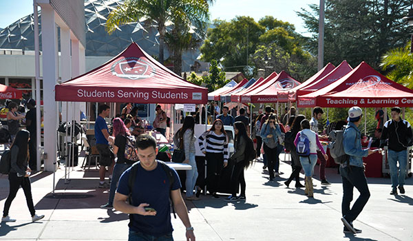 Palomar College welcomes new and returning students for the Spring 2017 semester. (Johnny Jones/The Telescope)