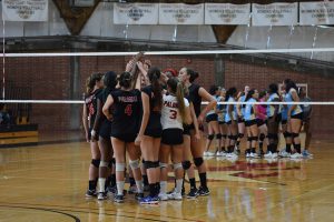 Palomar College women's volleyball team starts game against Cuyamaca with a huddle. Anabel Malacara/the Telescope