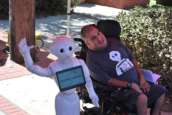 Pepper interacting with Palomar Student Shovan Vatandoust, after being introduced to the Palomar community. SU-Quad, Clocktower. Oct.10. Linus Smith / The Telescope